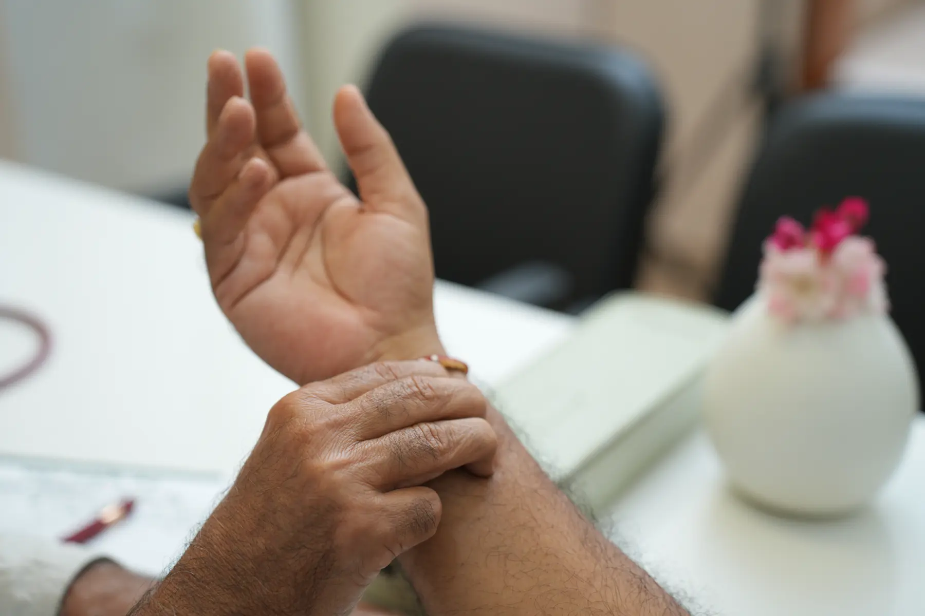 Nadi Pariksha by Vaidya Mahesh Akhani