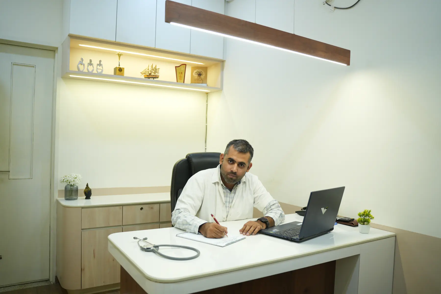 Vd. Parashar Akhani in consultation